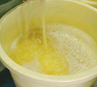 The finished product of fresh juice without unnecessary flavoring is kept and matured.